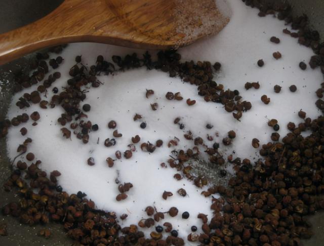 腌咸鱼时，别直接抹盐腌，多加1个步骤，咸鱼咸香入味，更易储存