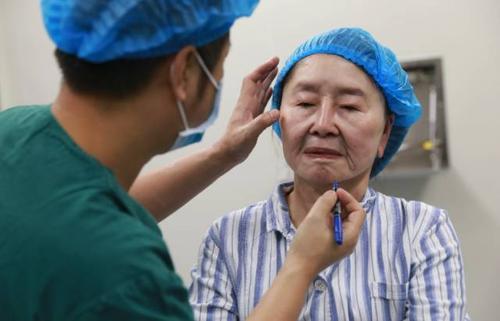 [你的育儿经]生完孩子的80后女孩，半年后容貌变成“80”岁。产后应该注意什么