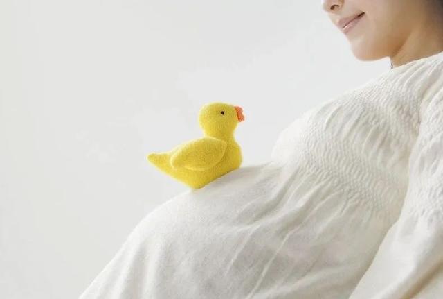 初夏薄凉|孕妇穿老公衣服瞬间化身“大佬”，网友：谈生意吗？几个亿的那种