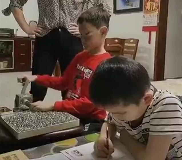 「超级宝妈」“硬核妈妈”火了，只用一招解决不写作业的俩娃，网友：简单粗暴