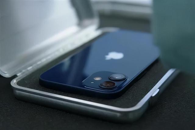 iPhone12蓝色真机“翻车”？没事！买个手机包装它