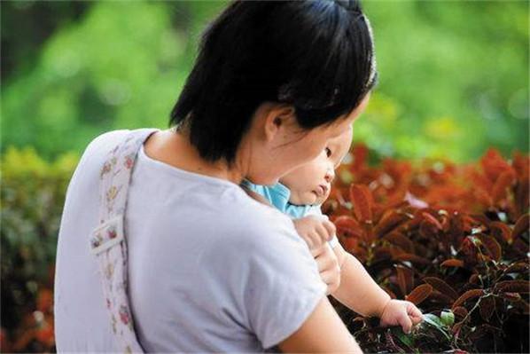 超级宝妈■宝宝为什么喜欢被抱着？这样会惯坏他吗？知道原因后想多抱会