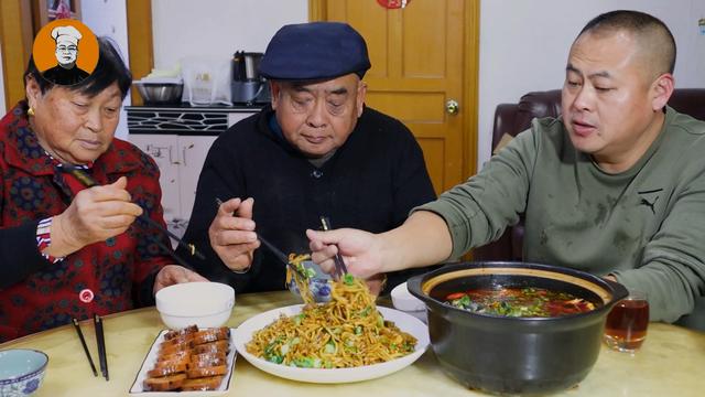 炒面很多人都做错了，难怪不好吃，大厨教你饭店做法，实在太香了