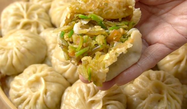 冬天就爱吃这馅的包子，不发面不烫面，皮薄馅足，一次至少吃4个