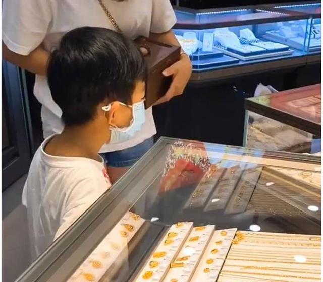 超级宝妈|5岁儿子全部积蓄给妈妈买金手镯，那不舍的模样太可爱，妈妈笑翻
