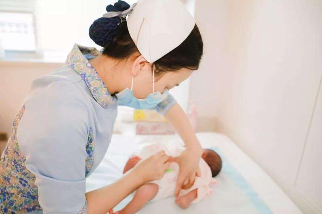 【超级宝妈】新生儿出生时对着妈妈笑，护士反手给了一巴掌，妈妈却连忙道谢