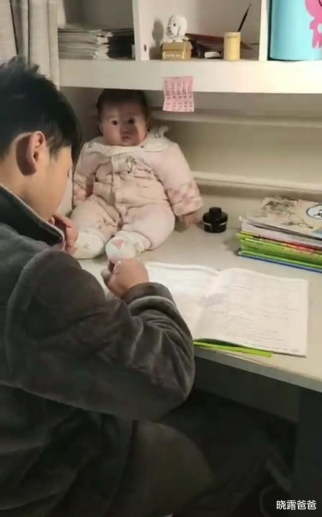 你的育儿经：哥哥做试卷遇到难题,把妹妹拎来当“吉祥物”,妹妹乖巧萌翻众人