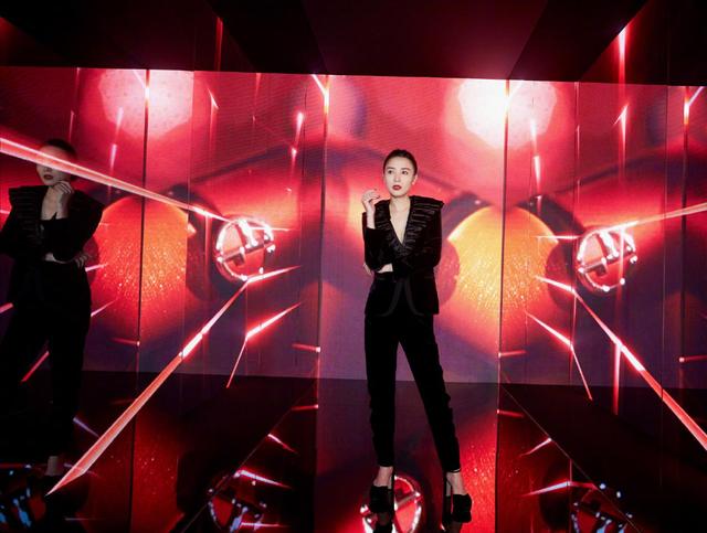 第五大道百变女神穿搭有术,各种颜色轻松驾驭,不戴首饰也能展现独特气质