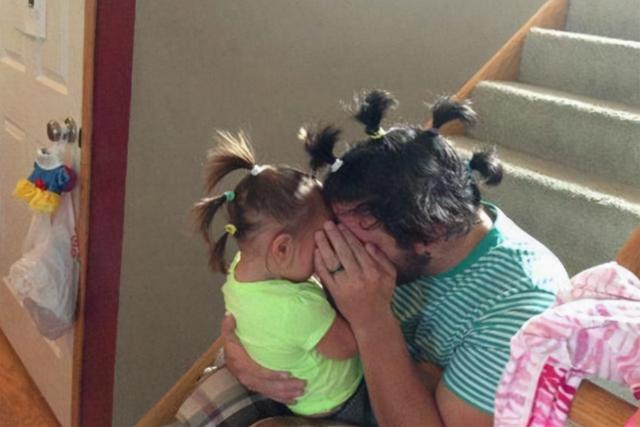 “没心没肺”爸爸火了，陪娃吊水却霸占病床睡觉，娃：这爹能换吗