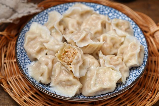 冬至大如年，北方家家户户吃饺子，皮薄馅大营养十足，老少皆宜