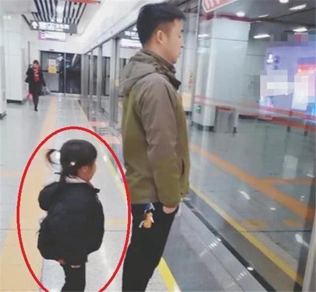 国民帅比|萌娃在地铁站学习爸爸站姿，引起网友夸赞：这才是最好的家教