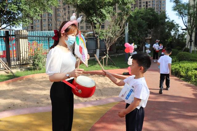 超级宝妈|击鼓庆祝、和“平安果”合影，金色悦城幼儿园孩子开学入园惊喜多