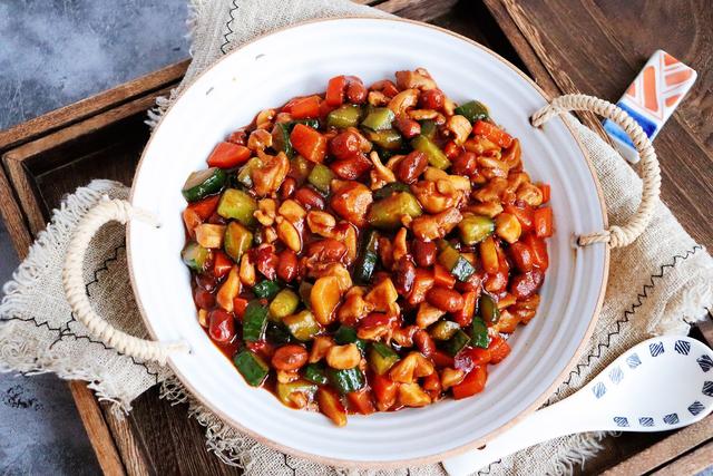 家常版的宫保鸡丁，做法简单，香辣开胃，看着就很有食欲