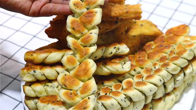 早餐别吃包子了，面粉里加入一把黑芝麻，比包子好吃，营养又美味