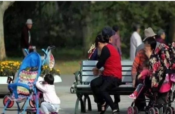 你的育儿经▲同一小区遛娃，50岁妈妈遇上50岁奶奶，“差距”一目了然