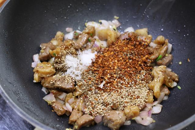 炒孜然羊肉时，羊肉切片还是切块？方法对了，炒出来比吃烤串还香