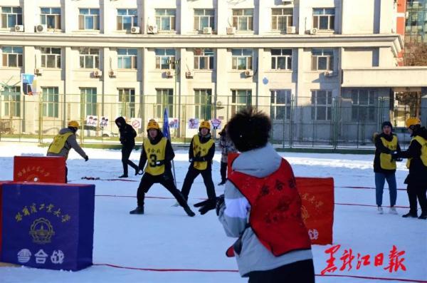 机器人送雪球！哈尔滨这场专业“打雪仗”，太让人羡慕了