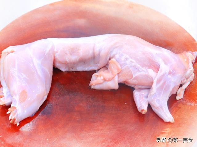 川菜冷吃兔，大厨教你腌制时只加这3味料，像吃“活兔”一样鲜