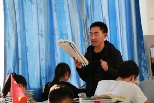 「暖先生格调」四岁丧父住猪圈，背着疯娘上大学：读书，才是世上最好走的路