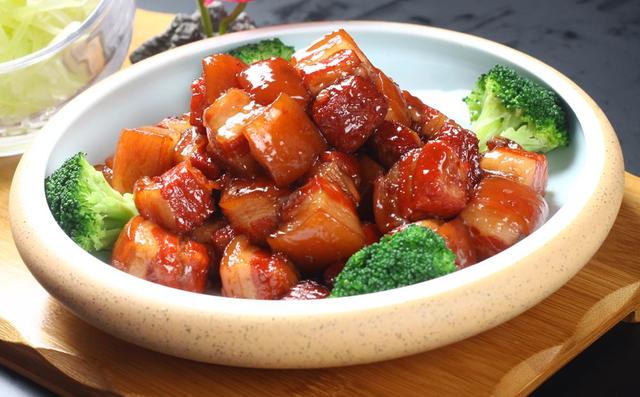 做红烧肉不用炒糖色，一样颜色红润有焦糖味，牢记这2招，真香