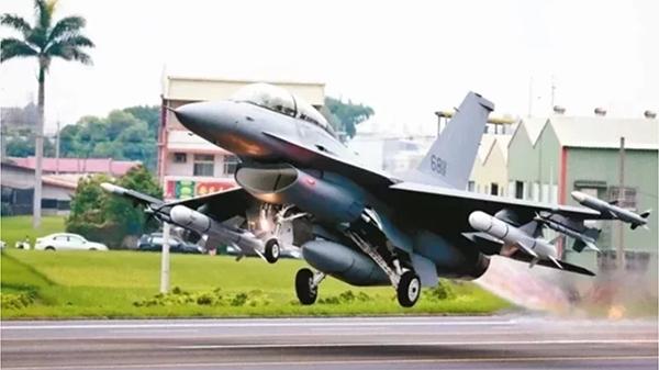 台空军4架f16战机抹掉涂装凌晨密飞美国替代训练任务