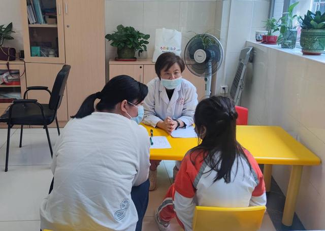 从下级医院去上级医院坐诊，她带去自闭症患儿家庭的福音