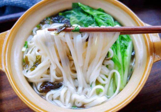 原来蘑菇面条这样做更好吃，简单易学又营养解馋，最后汤汁都不剩