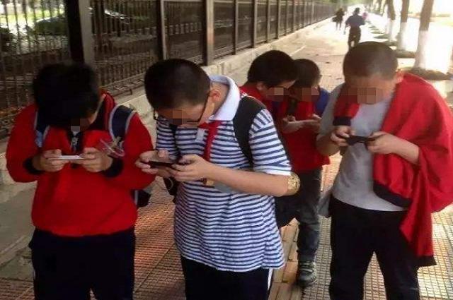 你的育儿经▲孩子偷看“网站”，以为删了记录就没事，却不知爸爸们都是过来人
