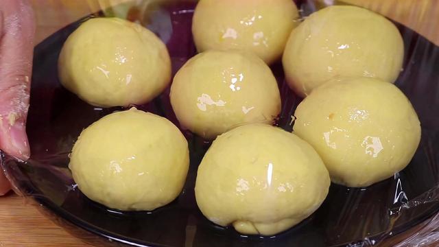 红薯最近火了，教你创意吃法，不烤不烙，用筷子一卷，太香了