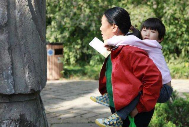 「超级宝妈」“孩子还小不懂事,哄哄就好了”,奶奶话音刚落,就被孩子给踹了