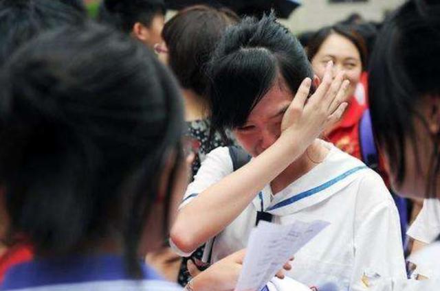 「你的育儿经」“都是我的错”,女儿因特殊名字错失保研,妈妈想改名却四处碰壁