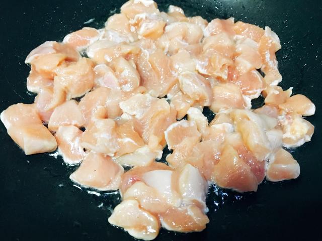 家常版的宫保鸡丁，做法简单，香辣开胃，看着就很有食欲