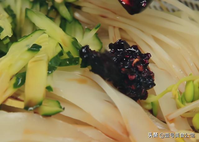 想吃凉皮不用买，学会这招，现做现吃，Q弹爽滑又美味，真解馋