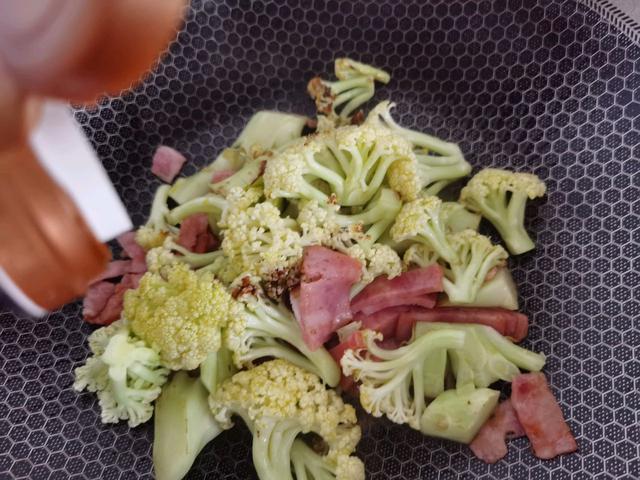 培根搭配花菜，好吃又不油腻，鲜香又下饭