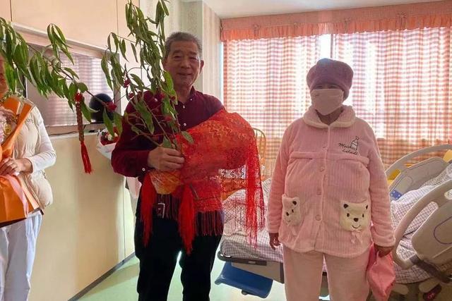 超级宝妈|都是超高龄产子，盛海琳后悔了田女士却没有，三大原因很现实