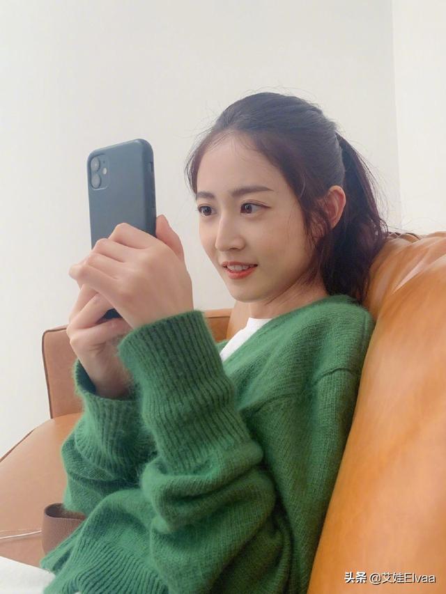 [第五大道]28岁陈钰琪真是贵族，绿色衫配小雏菊自拍好惬意，唐嫣眼光真有毒