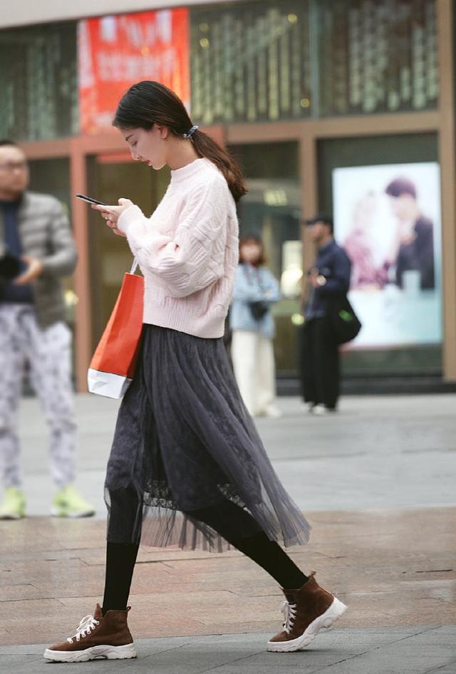 普拉达女王清新靓丽的时尚美女，简单利落的版型，大方又不失美感与优雅