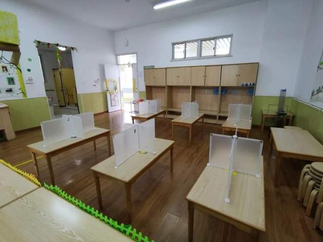 超级宝妈|透明隔离板用餐 错向而睡，幼儿园开学在即 为幼儿筑起一道坚固的“防护墙”