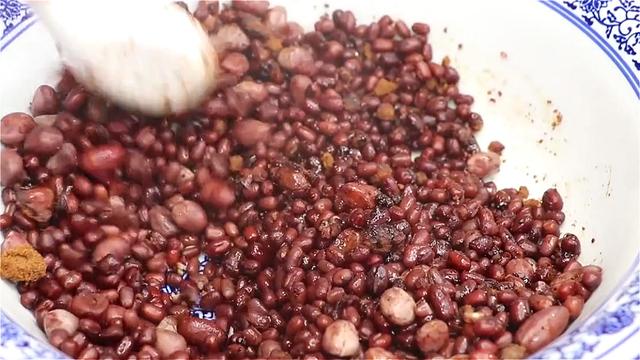 红豆不要炒豆沙了，教你一道水晶杂粮包，软糯香甜，好吃不胖