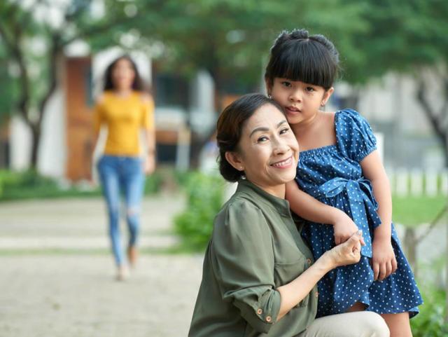 【超级宝妈】为什么你的孩子，却不跟你亲？专家：要做到这些，光给钱可不行