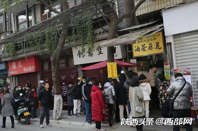 寒冬天气西安街头排长队吃暖胃早餐，店主说出油茶麻花吸引人的秘诀