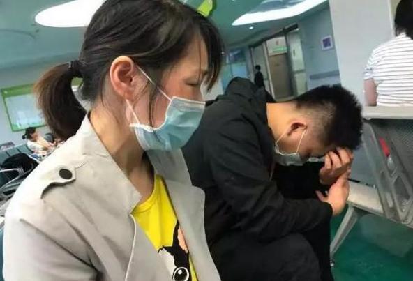 [你的育儿经]9岁女儿到周末肚子就疼，爸妈带医院检查，医生：你们离婚吧