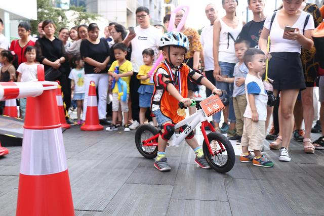 你的育儿经:“平衡车”成孩子“新宠”,背后这4点“好处”,对娃成长帮助大