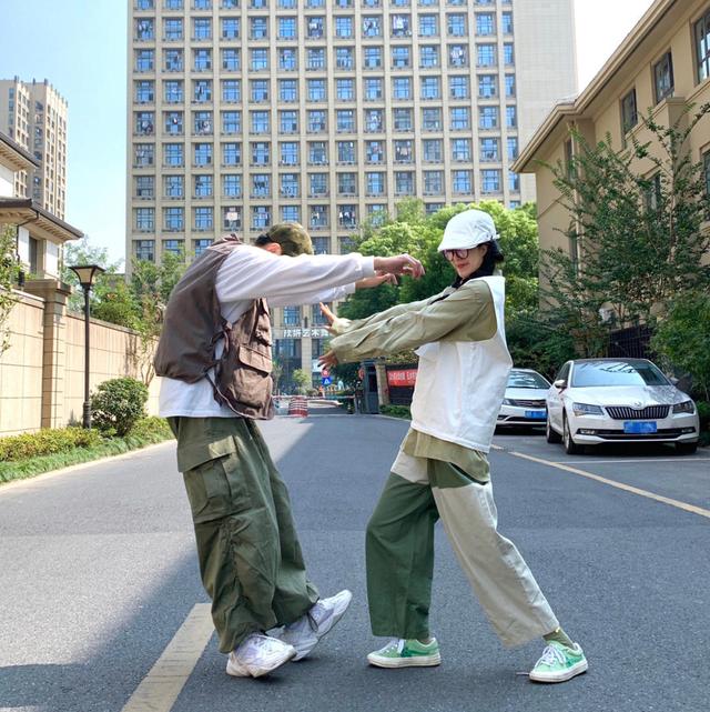 普拉达女王情侣出街穿搭技巧