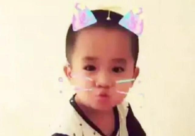 「超级宝妈」5年前因吃奶太用力，被妈妈戳伤脸的那个男孩，现状令人意外