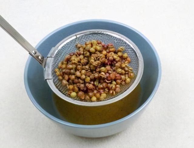 冬天吃酸菜馅饺子，学会正确的调馅方法，饺子味香纯正，特别好吃