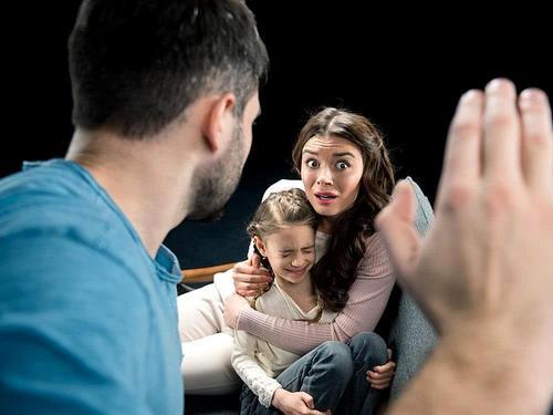 「超级宝妈」孩子总喜欢打人怎么办？家长先别急着打骂，不妨试试这样引导