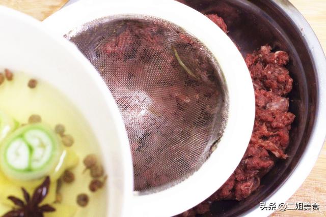 冬至多吃牛肉馅饺子，调料水和打馅不能忽略，教您2招，鲜嫩多汁