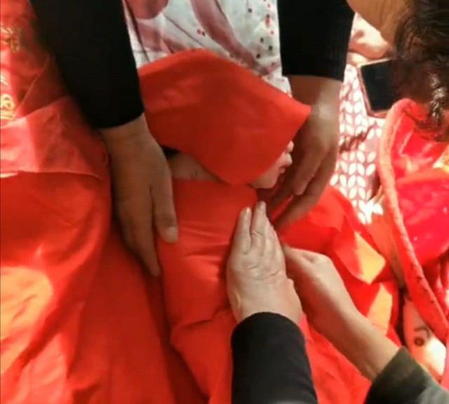 你的育儿经▲剖腹产宝宝出生后“眼神杀”太霸气，我不哭，网友：惹不起