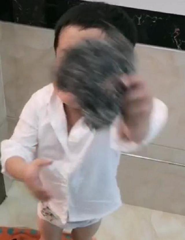 [你的育儿经]萌娃拿钢丝球帮爸爸搓澡，被婉拒后大哭，萌翻了众多网友